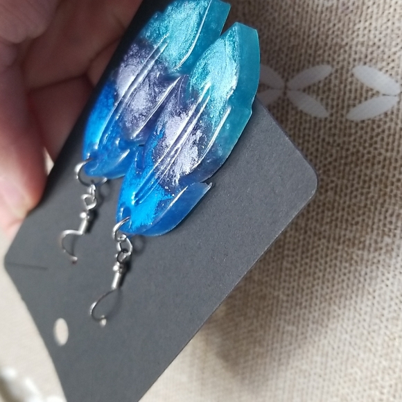 Resin Feather Earrings, Blue Tons 💙 - Picture 4 of 8